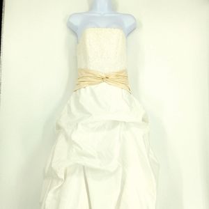 Cosmobella Size 8 White & Cream Sleeveless Lace Bunched Poof Train Wedding Dress